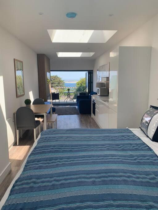 Apartment Carbis Daze Ocean Views Studio, Superking Bed St Ives *